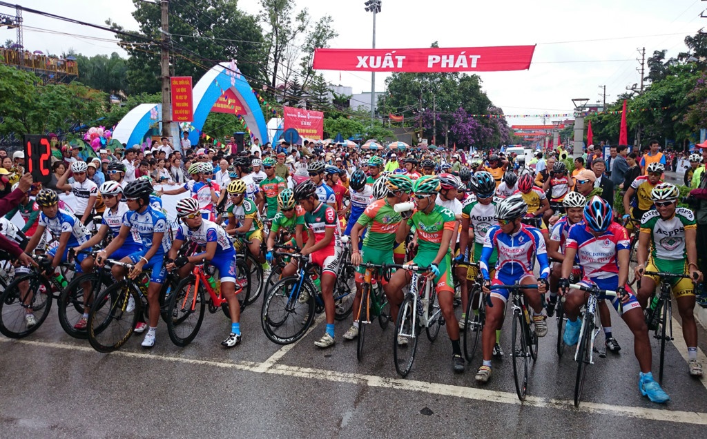 Bao Quan doi nhan dan to chuc cuoc dua xe dap ‘Ve Truong Son’ hinh anh