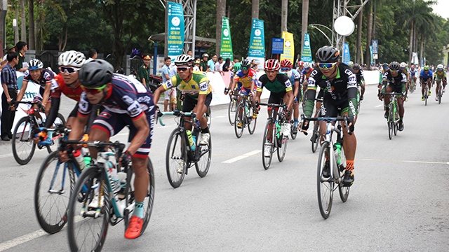 Cuoc dua xe dap ve Truong Son 2017: Nguyen Tan Hoai nhat chang hai hinh anh