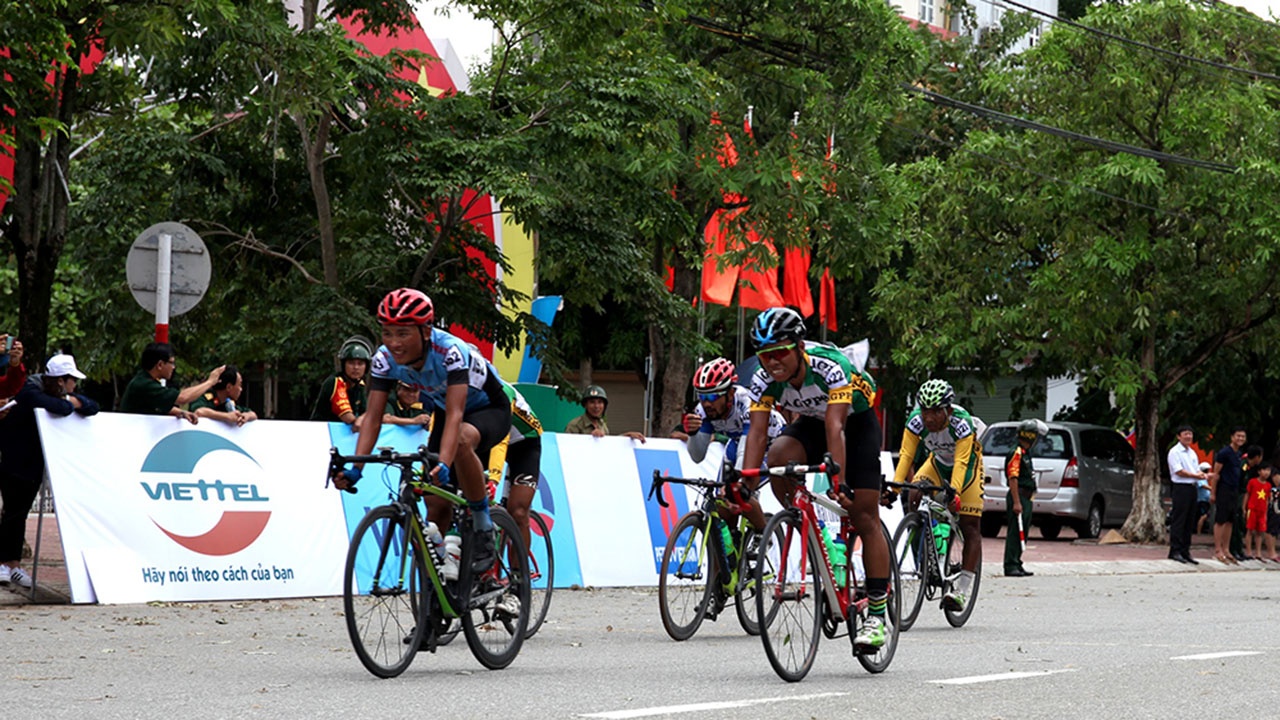 Cuoc dua xe dap ve Truong Son 2017 ket thuc chang 3 du mua bao hinh anh