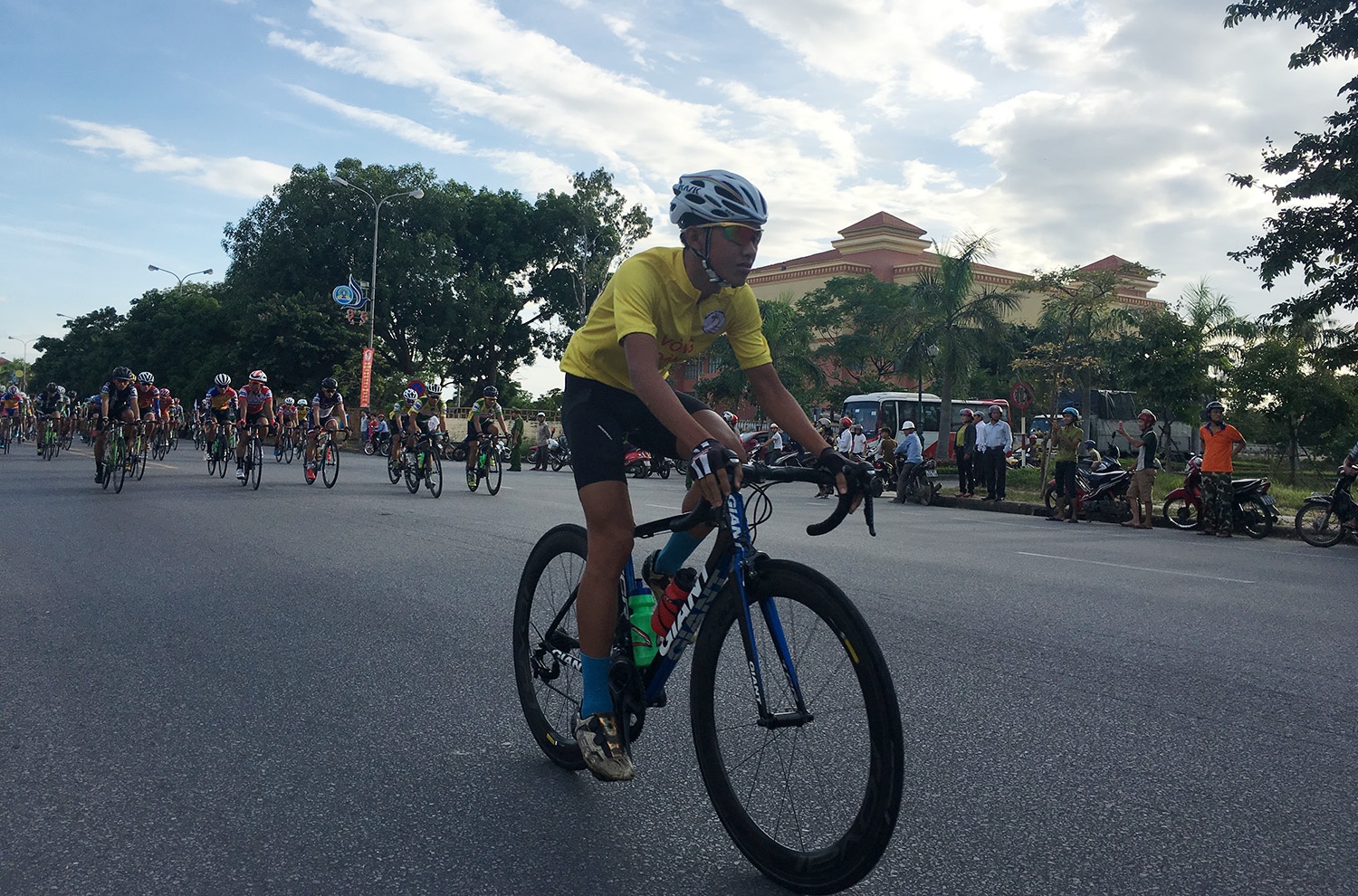 Chang 5 cuoc dua xe dap ve Truong Son ket thuc voi nhieu bat ngo hinh anh