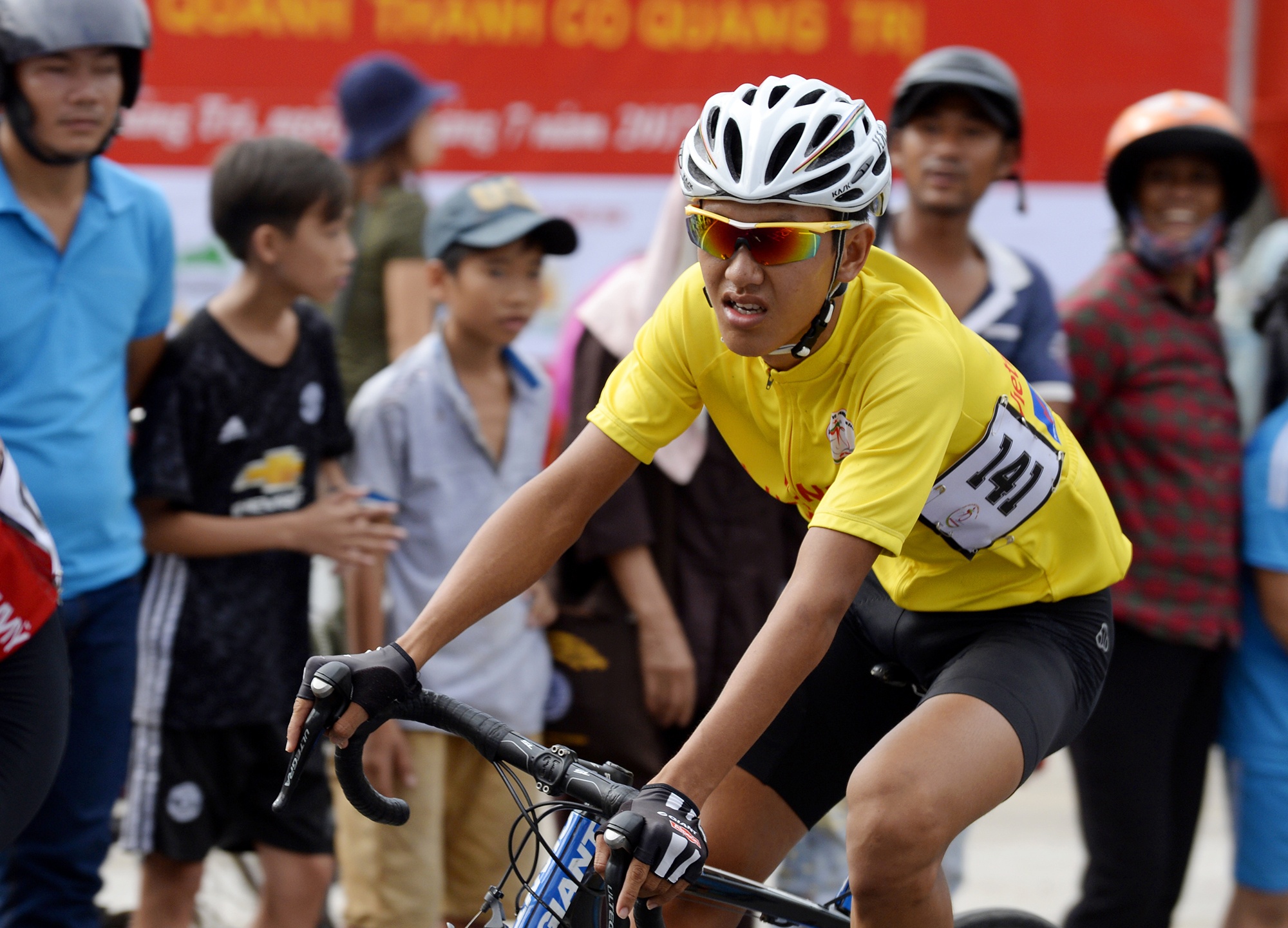 Suc tre len ngoi tai cuoc dua xe dap ve Truong Son 2017 hinh anh