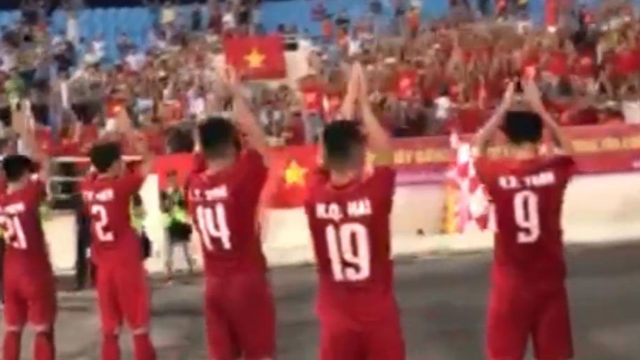 Cau thu U22 Viet Nam cam on nguoi ham mo hinh anh
