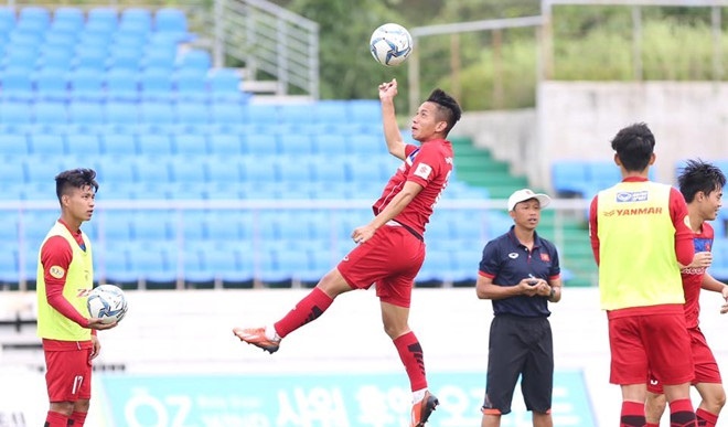 Busan FC va U22 Viet Nam khoi dong truoc tran dau hinh anh