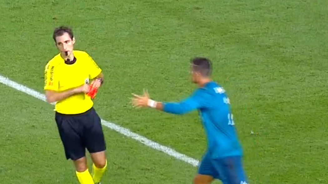 Ronaldo nhan the do ngay sau khi lap sieu pham hinh anh