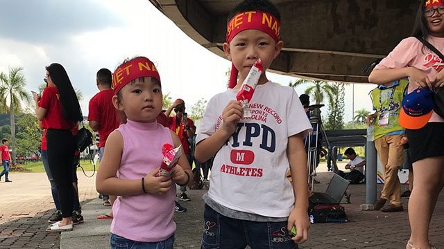 Video 360 do: Khong khi soi dong truoc tran U22 Viet Nam - Campuchia hinh anh