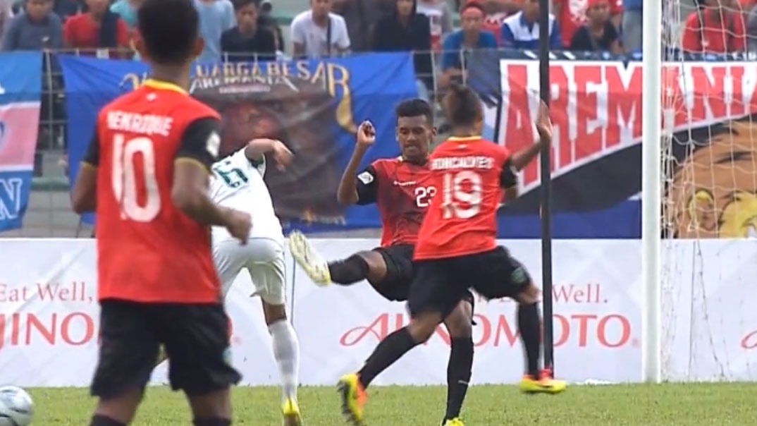Cau thu Indonesia vs Dong Timor lao vao nhau au da hinh anh