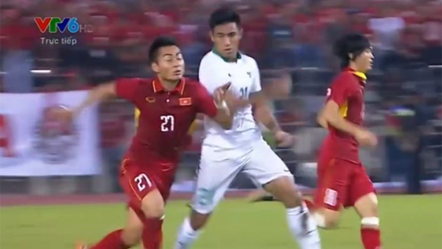Cau thu U22 Indonesia nhan the do sau pha danh cui cho Tuan Tai hinh anh
