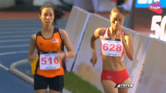 VDV chu nha chay ve dich o phan thi di bo hinh anh