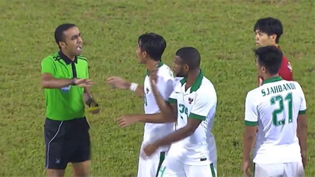 Nhung pha choi xau cua cau thu U22 Indonesia hinh anh