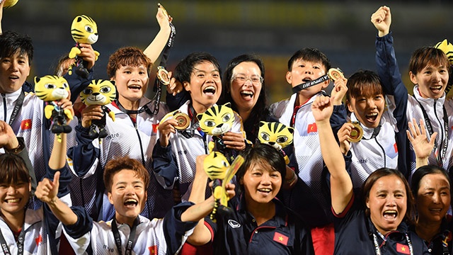 Sau khi vo dich, cau thu nu an ui U22 Viet Nam hinh anh