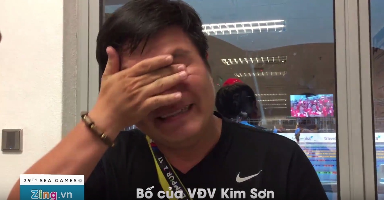 Cha Kim Son om hon, bat khoc vi thanh tich cua con trai hinh anh