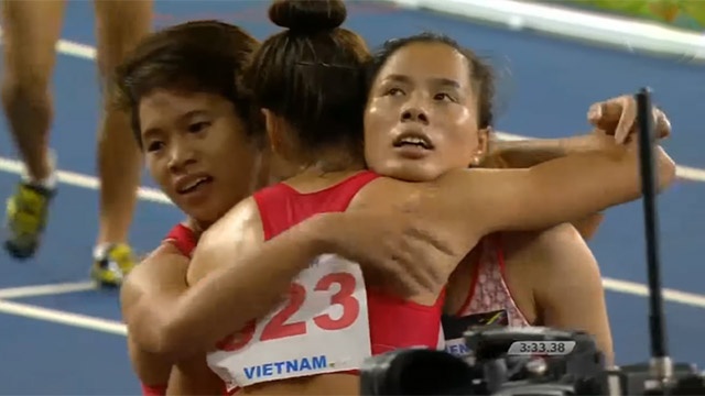 Nguyen Thi Huyen va dong doi gianh HCV tiep suc 4x400 m nu hinh anh
