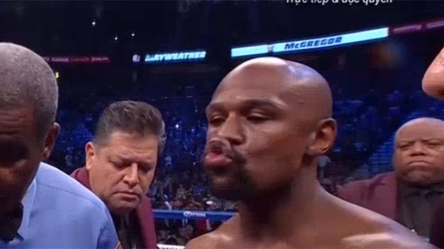 Floyd Mayweather lam tro con khi choc tuc McGregor hinh anh
