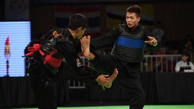 VDV Malaysia lien tuc chay, ne don khi doi dau vo si Viet Nam hinh anh