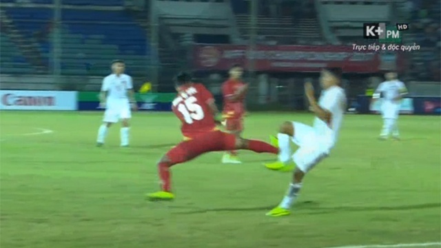 Pha dap bong nguy hiem cua cau thu U18 Myanmar hinh anh