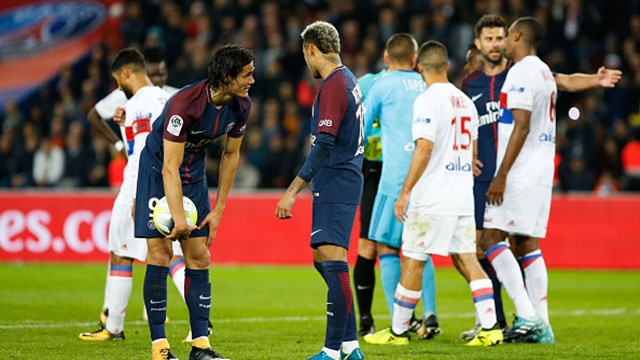 3 lan tranh chap sut phat giua Neymar vs Cavani hinh anh