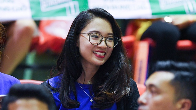 Hoa hau Thuy Linh cung dan sao xem derby Ha Noi hinh anh