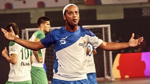Nhung pha choi futsal dinh cao cua Ronaldinho hinh anh