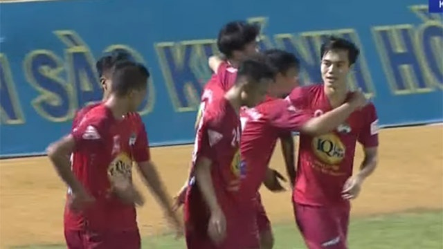 Ban thang may man cua Cong Phuong vao luoi CLB Khanh Hoa hinh anh