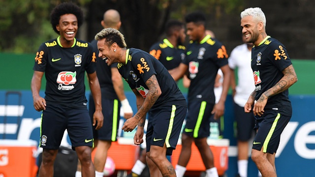 Cau thu Brazil vui ve tap luyen truoc cuoc doi dau voi Chile hinh anh