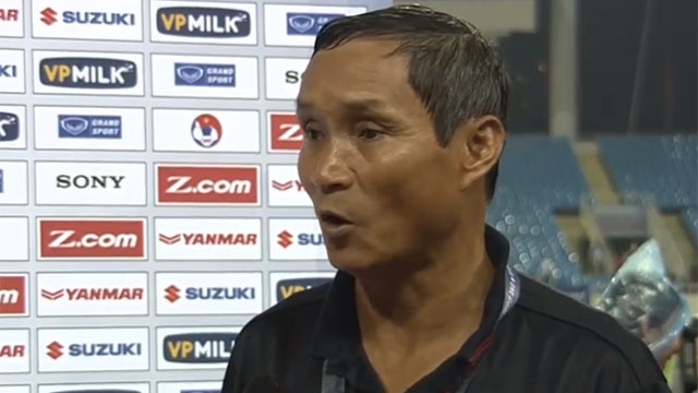 HLV Mai Duc Chung lien tuc cam on hoc tro va nguoi ham mo hinh anh