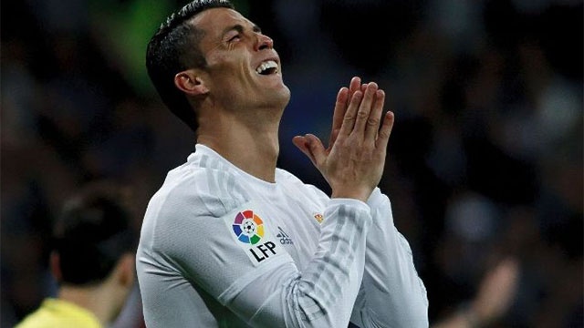 Ronaldo dut diem ra ngoai tu khoang cach hon 2 m hinh anh