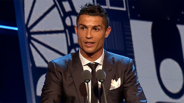 Ronaldo cam on fan da ung ho minh va Messi hinh anh