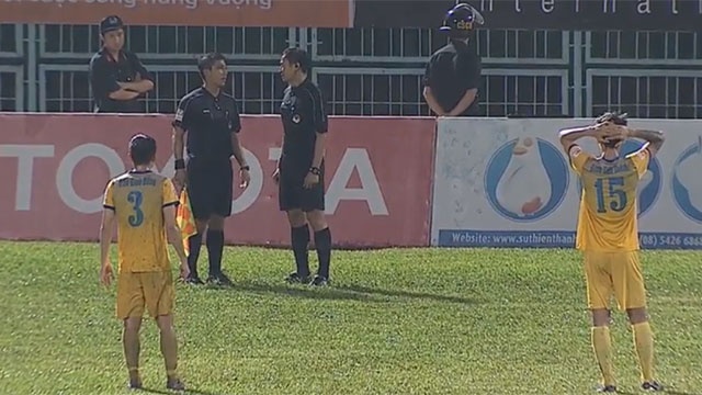 Tinh huong be coi tran dau giua CLB Long An vs Thanh Hoa hinh anh