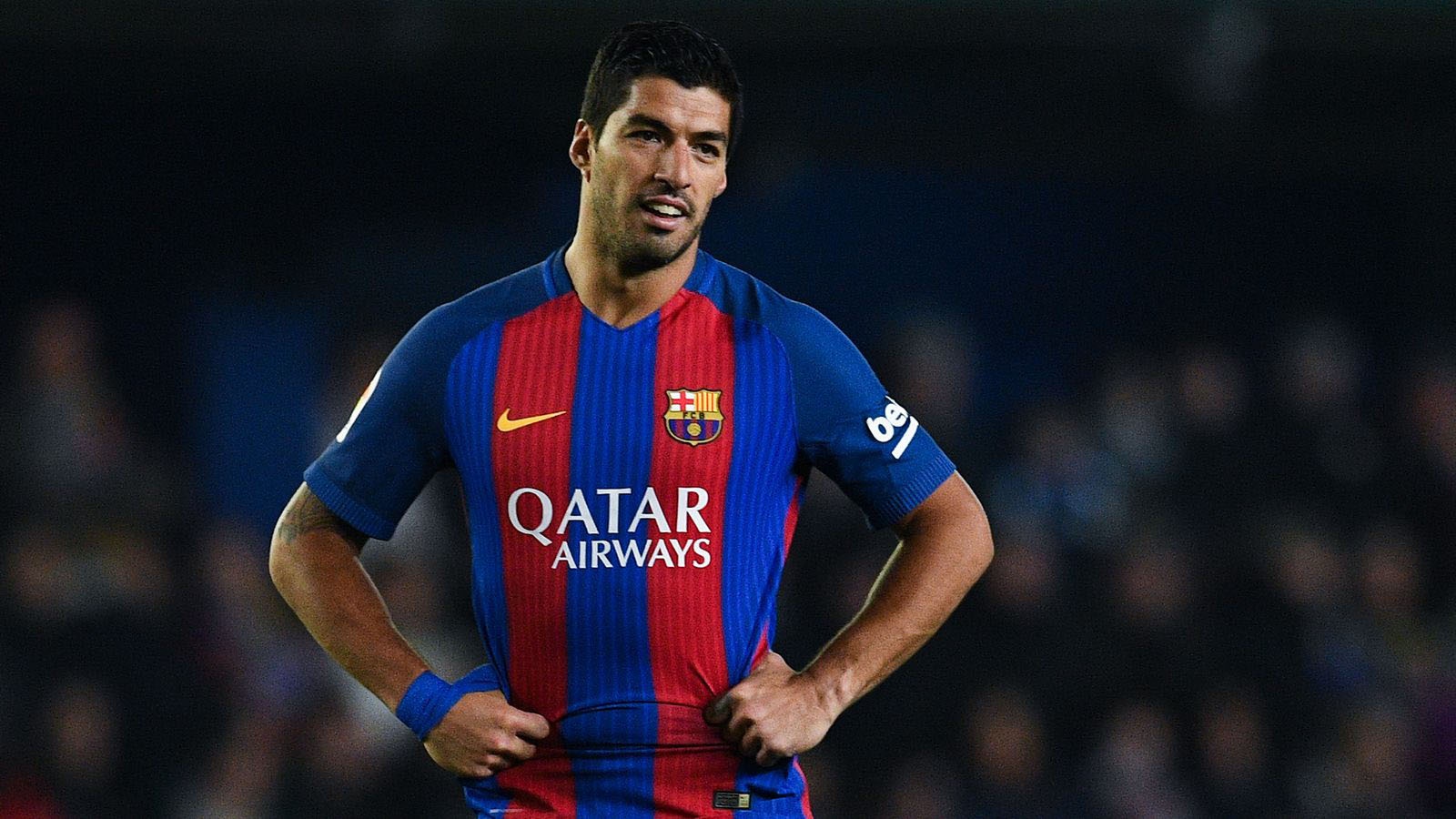 Suarez sa sut vi phai nhuong vi tri trung tam cho Messi hinh anh