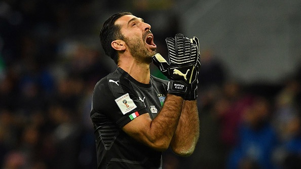 Gianluigi Buffon khoc sau that bai cua Italy hinh anh
