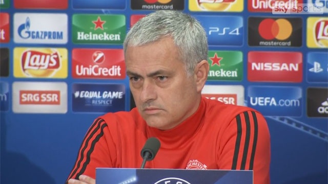 HLV Mourinho khong muon cau thu len tuyen hinh anh