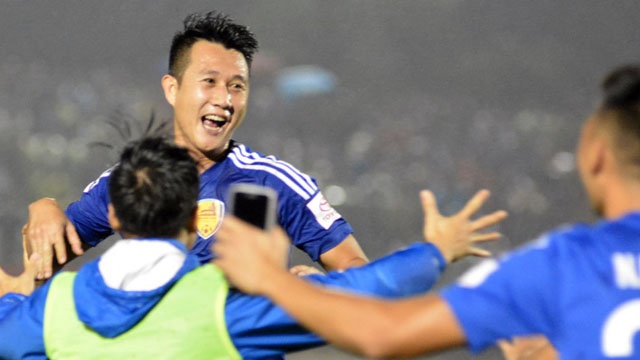 Cau thu Quang Nam an mung chuc vo dich dau tien trong lich su hinh anh