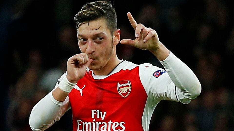 HLV Wenger giai thich su vang mat bat ngo cua Oezil hinh anh