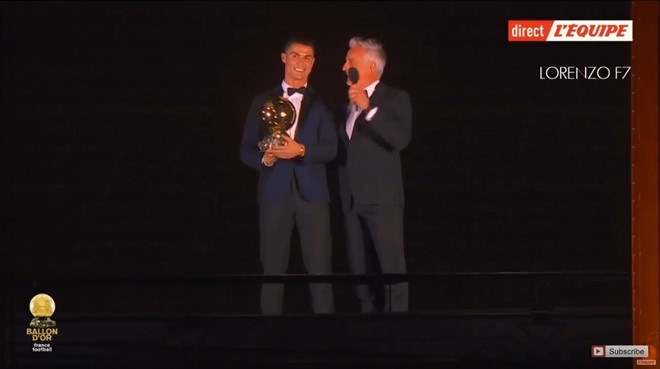 Ronaldo nhan qua bong vang tren thap Eiffel hinh anh