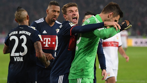 Mueller toa sang giup Bayern nhoc nhan danh bai Stuttgart hinh anh