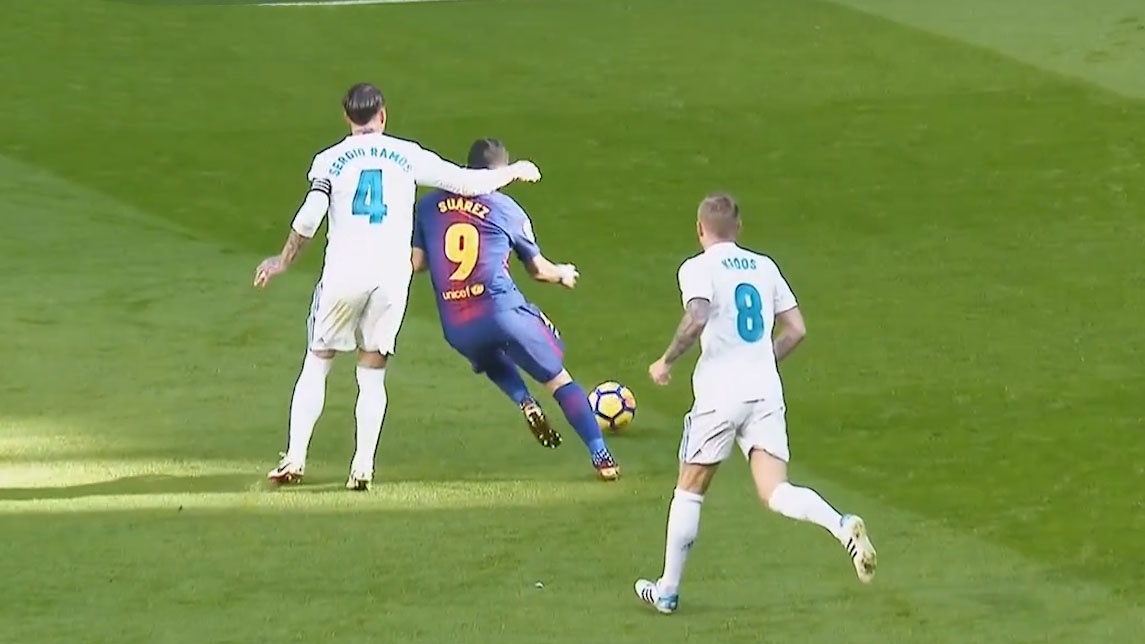 Ramos nhan the vang sau khi choi xau Suarez hinh anh