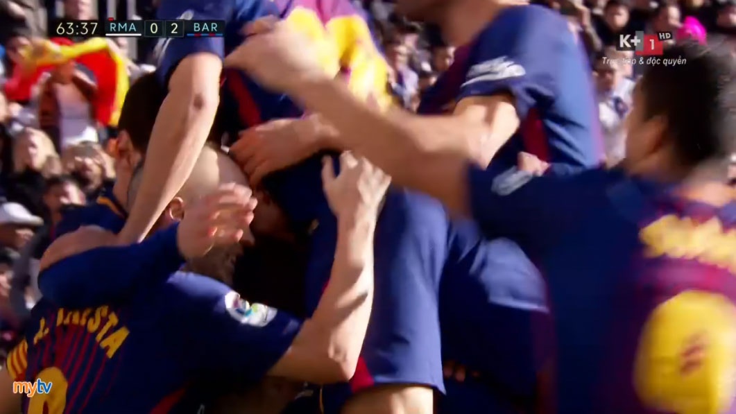 Messi ghi ban tren cham 11 m sau khi cau thu Real nhan the do hinh anh