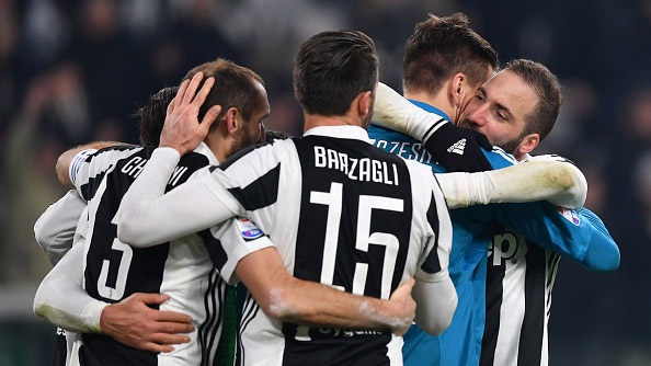 Juventus bam sat Napoli sau chien thang AS Roma hinh anh