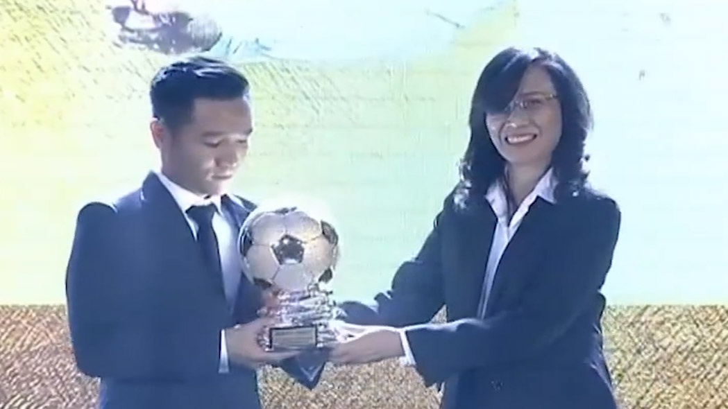 Khoanh khac trao Qua bong vang cho Dinh Thanh Trung hinh anh