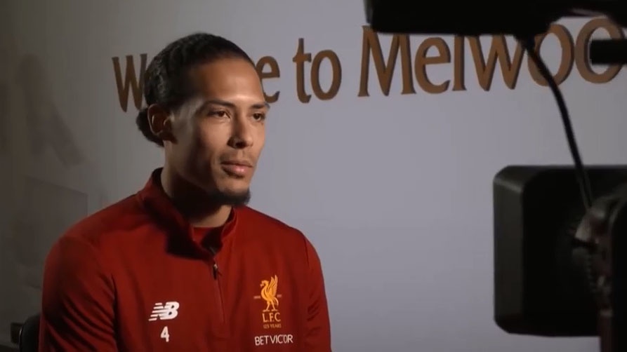 Chuyen xe dua Van Dijk ve Anfield va buoi phong van dau tien hinh anh