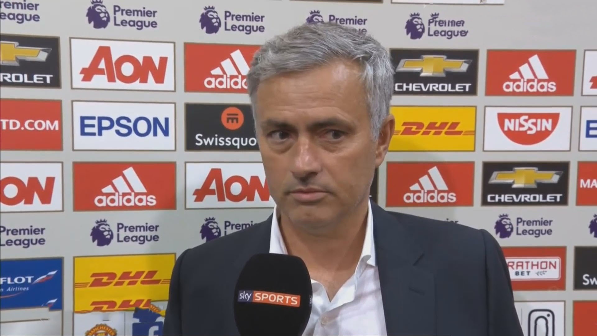 HLV Mourinho noi ve chien thang Stoke va thuong vu Sanchez hinh anh