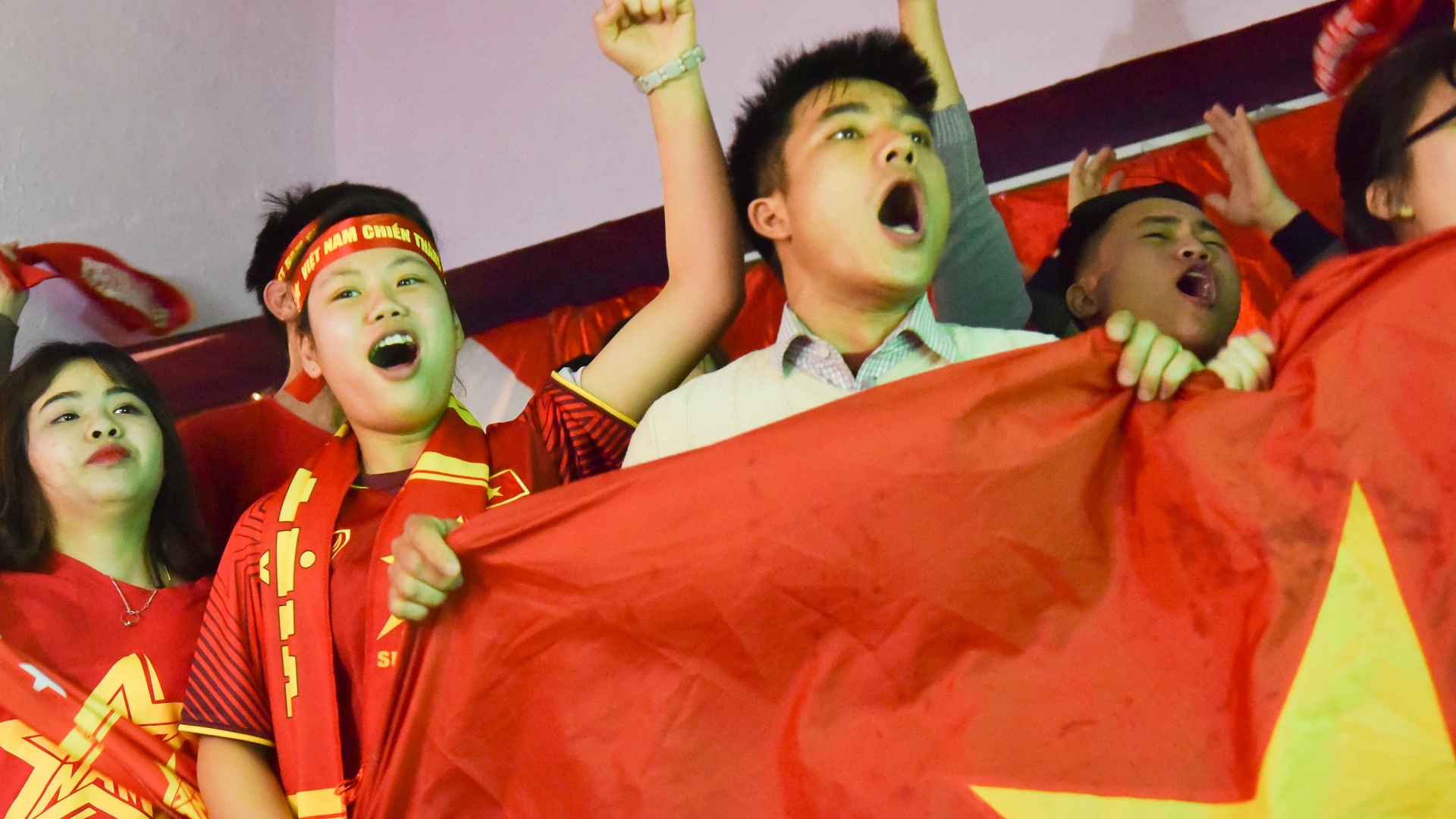 U23 Viet Nam an mung chien thang tren xe buyt hinh anh