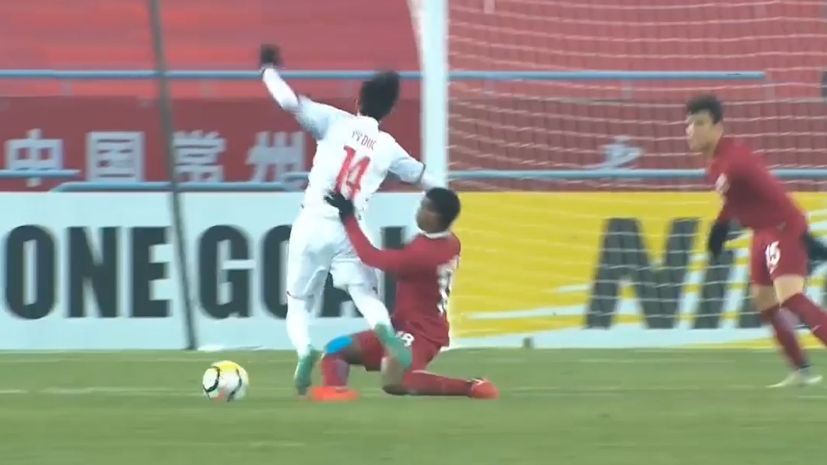 Hai tinh huong gay tranh cai cua trong tai o tran U23 VN - Qatar hinh anh