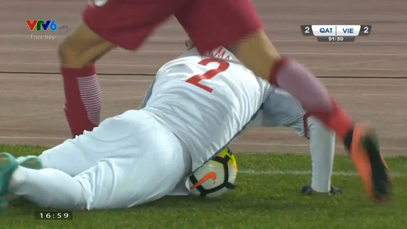 Cau thu U23 Qatar thuc goi vao dau Xuan Manh hinh anh