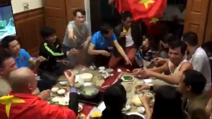 Gia dinh Quang Hai nang ly chuc mung U23 Viet Nam hinh anh