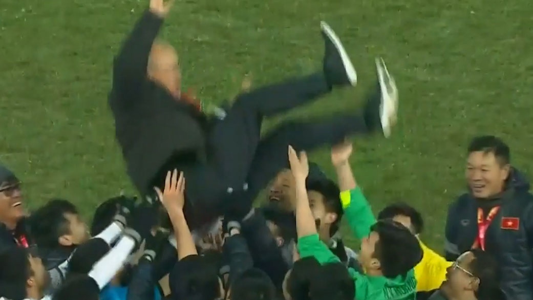 Khoanh khac HLV Park Hang-seo om tung cau thu an mung hinh anh