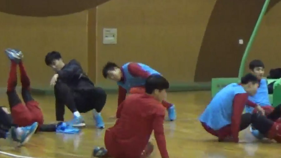 Cau thu U23 Viet Nam tap trong nha vi thoi tiet qua lanh hinh anh