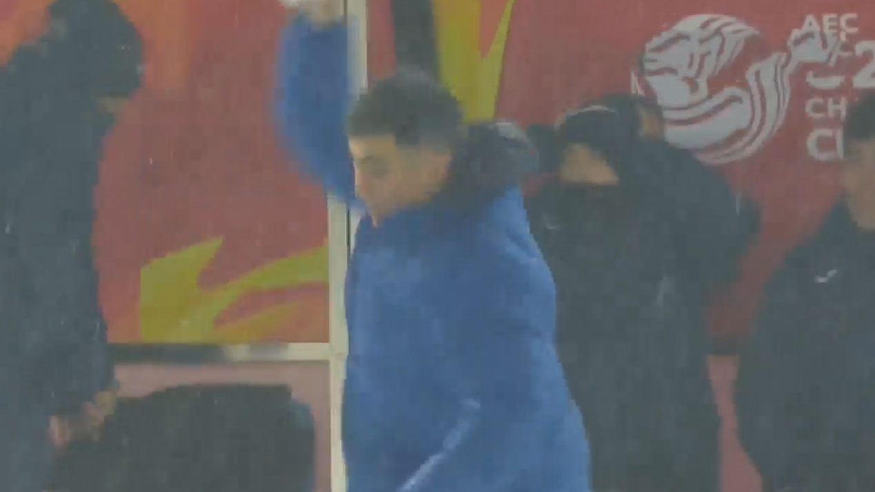 HLV Uzbekistan noi nong nem bong tuyet sau pha bo lo cua hoc tro hinh anh