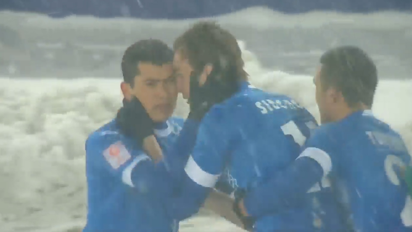 Sidorov ghi ban an dinh ty so 2-1 cho Uzbekistan hinh anh