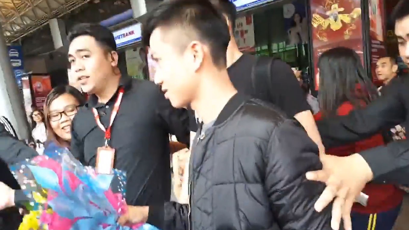 Co dong vien Sai Gon cuong nhiet don cau thu U23 Viet Nam hinh anh